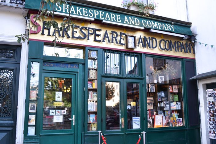 Photo of the front of Shakespeare & Company