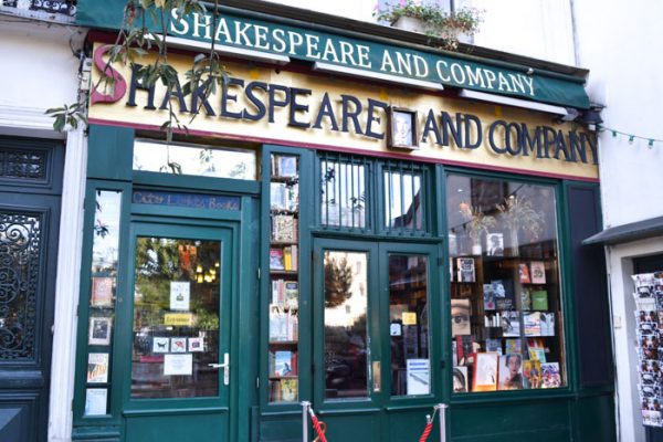 Photo of the front of Shakespeare & Company